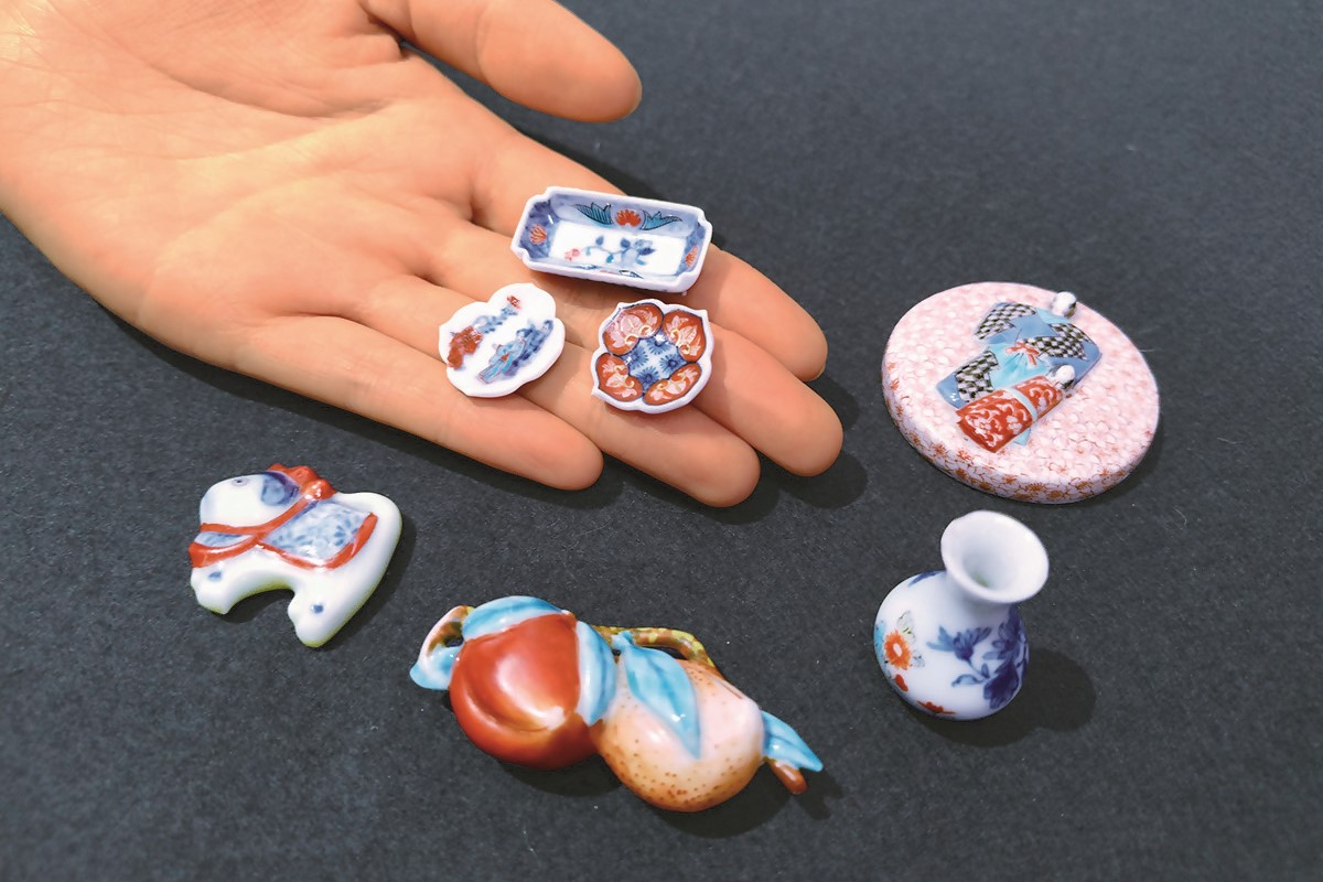 手のひらの上に載るほど極めて小さく、繊細な絵付けが施された有田焼の豆皿や徳利などの色絵磁器の写真
