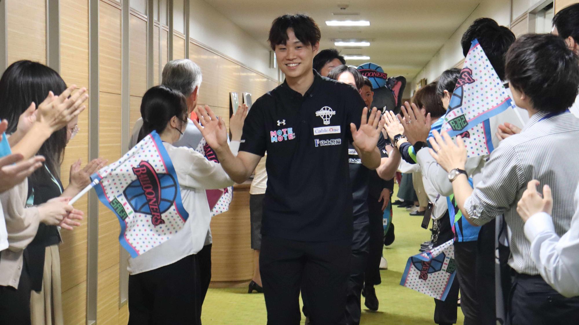 職員の出迎えを受ける佐賀バルーナーズの皆さん