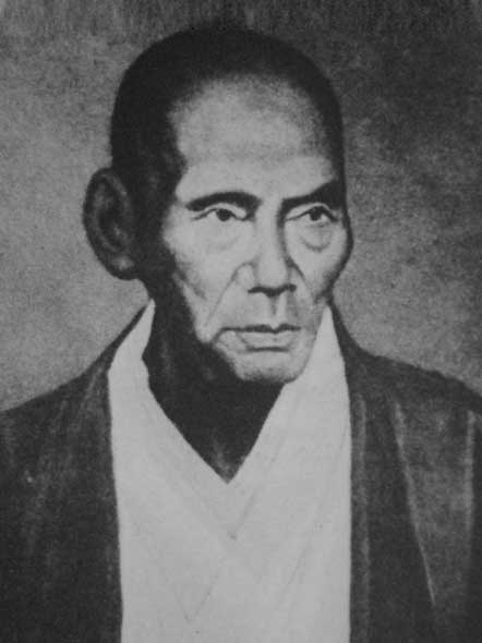 襟の重なりがはっきりとした和装を纏い、鋭い眼差しで遠くを見つめる、額の広い短髪の伊東玄朴を胸から上のアングルで捉えた、陰影による立体感と力強い意志を感じさせる幕末から明治期のモノクロの肖像写真