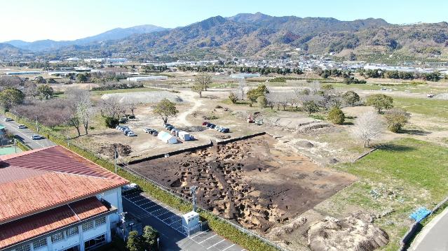 発掘調査を行っている七ヶ瀬遺跡を空から写真撮影したもの