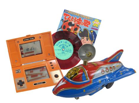 ブリキの飛行機のおもちゃと、オレンジ色のゲームウォッチ、てんとう虫の歌のソノシートの3種類のおもちゃの画像
