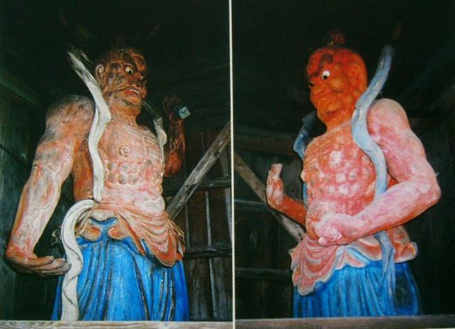 薄暗い御堂の中に安置された、筋骨隆々とした体躯に鮮やかな青色の腰布を纏い、一方は口を開けた阿形、もう一方は口を閉じた吽形の表情で、天衣をなびかせながら立ち並ぶ木造の仁王像を左右に分けた資料写真