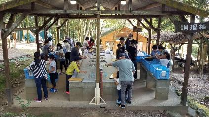 金立キャンプ場の炊事場で子どもたちが夕食づくりに励んでいる様子の写真