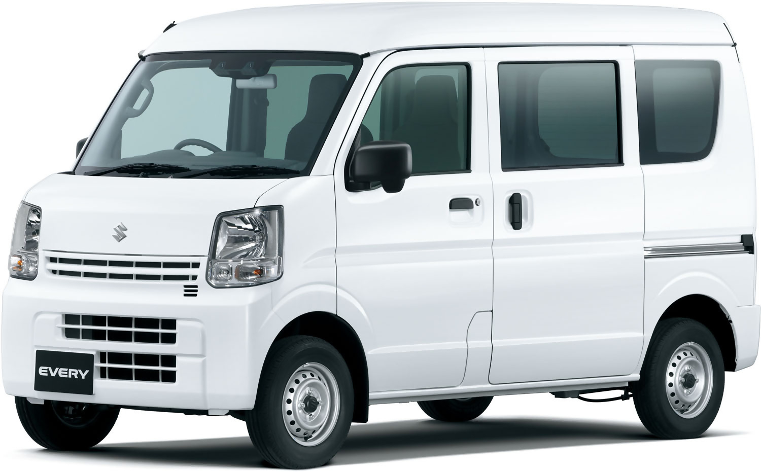 白を基調としたスズキの軽商用バン「エブリイ」の車両全体を斜め前方から写した写真