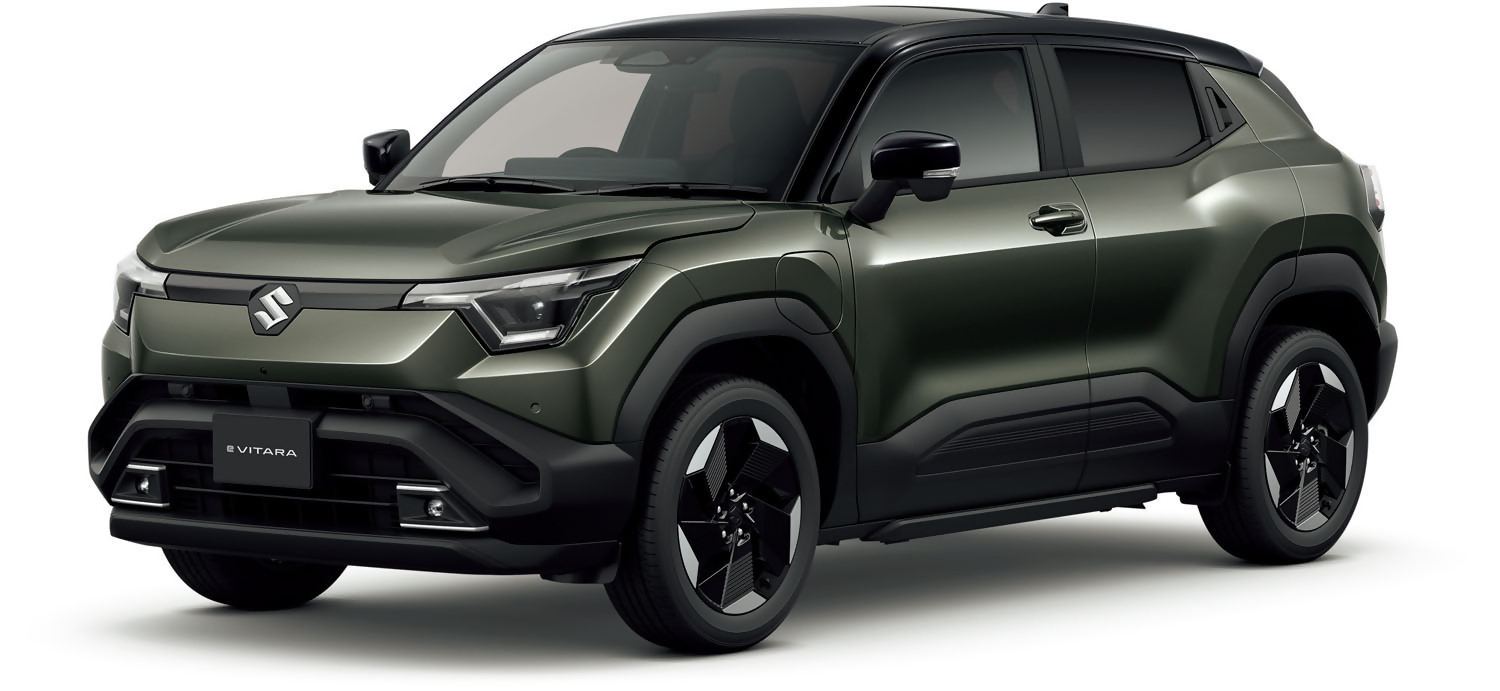 落ち着いたダークグリーンのボディとブラックのルーフが特徴的なスズキの新型電気自動車「e VITARA」の車両全体を斜め前方から写した写真